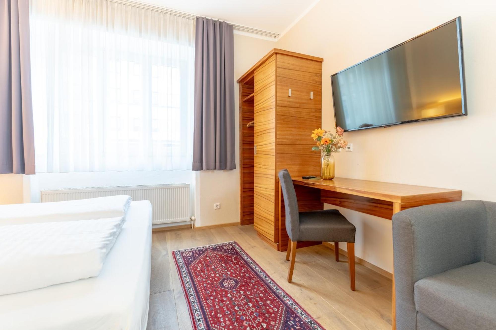 Das Jedermann Boutiquehotel Mit Stadtgarten Salzburg Ruang foto